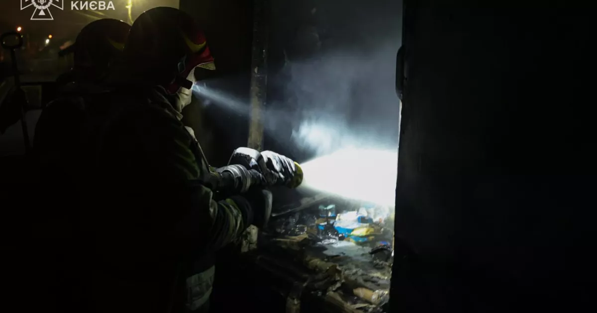 Київ знову під атакою: рятувальники ліквідували пожежі після удару дронами