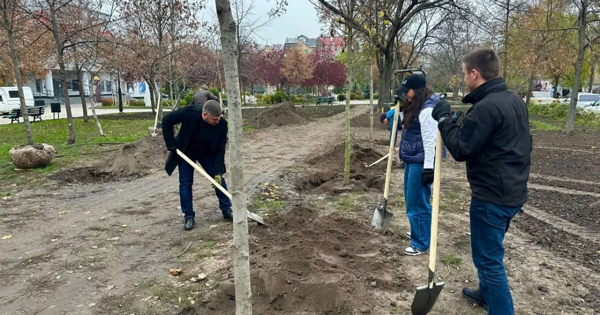 Осіннє озеленення Києва: нові липи, клени й яблуні прикрасили столицю