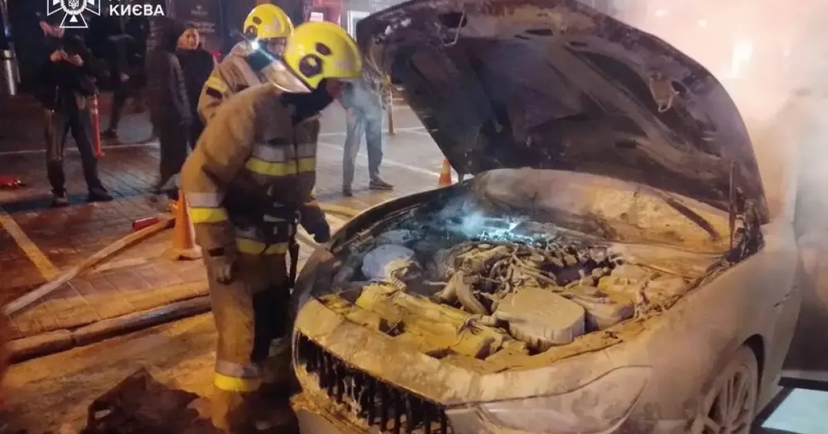 У центрі Києва загорівся Maserati: елітне авто спалахнуло просто на ходу