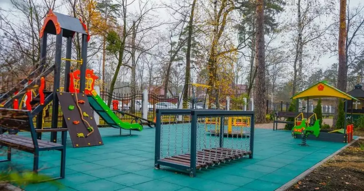 На території храму в Бучі облаштували дитячий майданчик завдяки меценатам