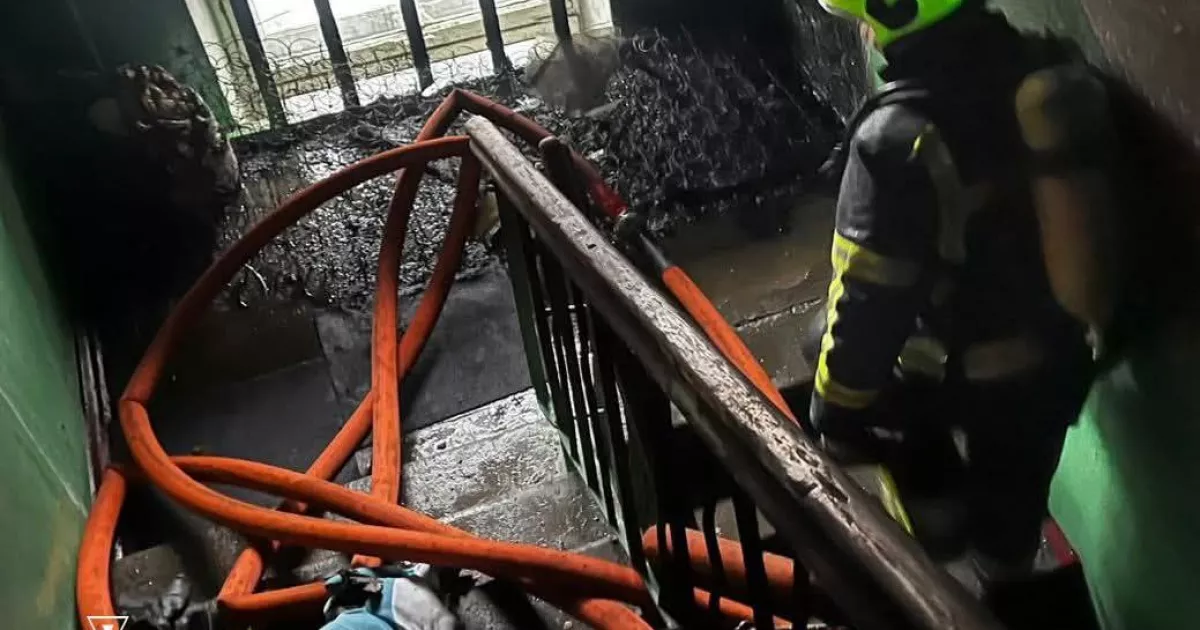 У Києві під час пожежі в житловому будинку врятували двох осіб