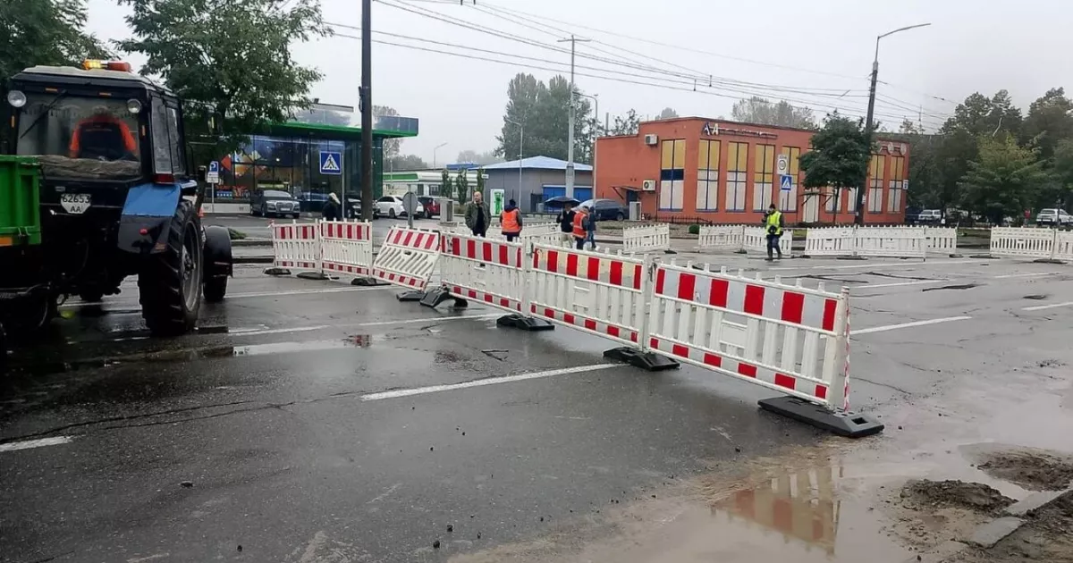 На Печерську прорвало трубопровід: підтоплено будинок, можливий зсув ґрунту