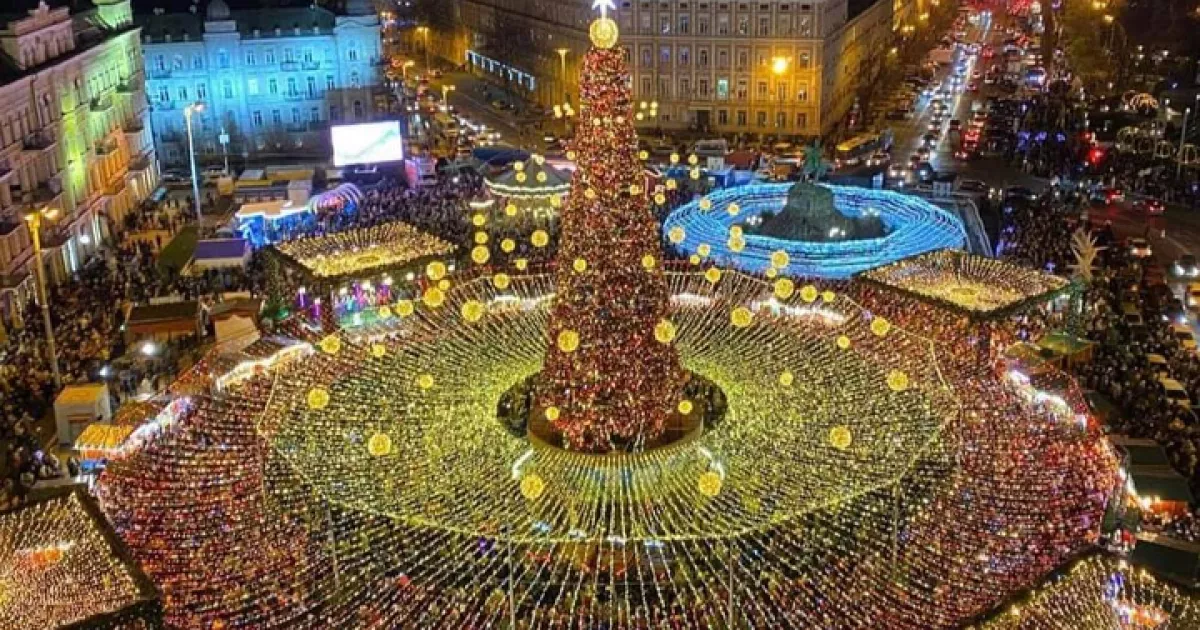 У Києві готують святкове диво: 16-метрова ялинка прикрасить Софійську площу