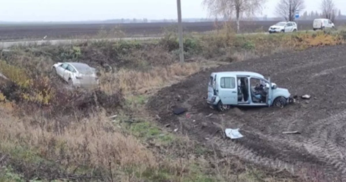 На Обухівщині зіткнулися Tesla та Renault: обох водіїв госпіталізували