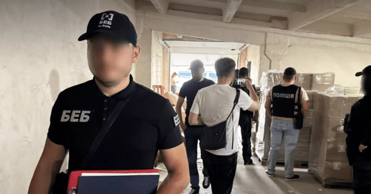 Підпільна гуральня в центрі Києва: БЕБ вилучило спирт, техніку і “чорну” бухгалтерію