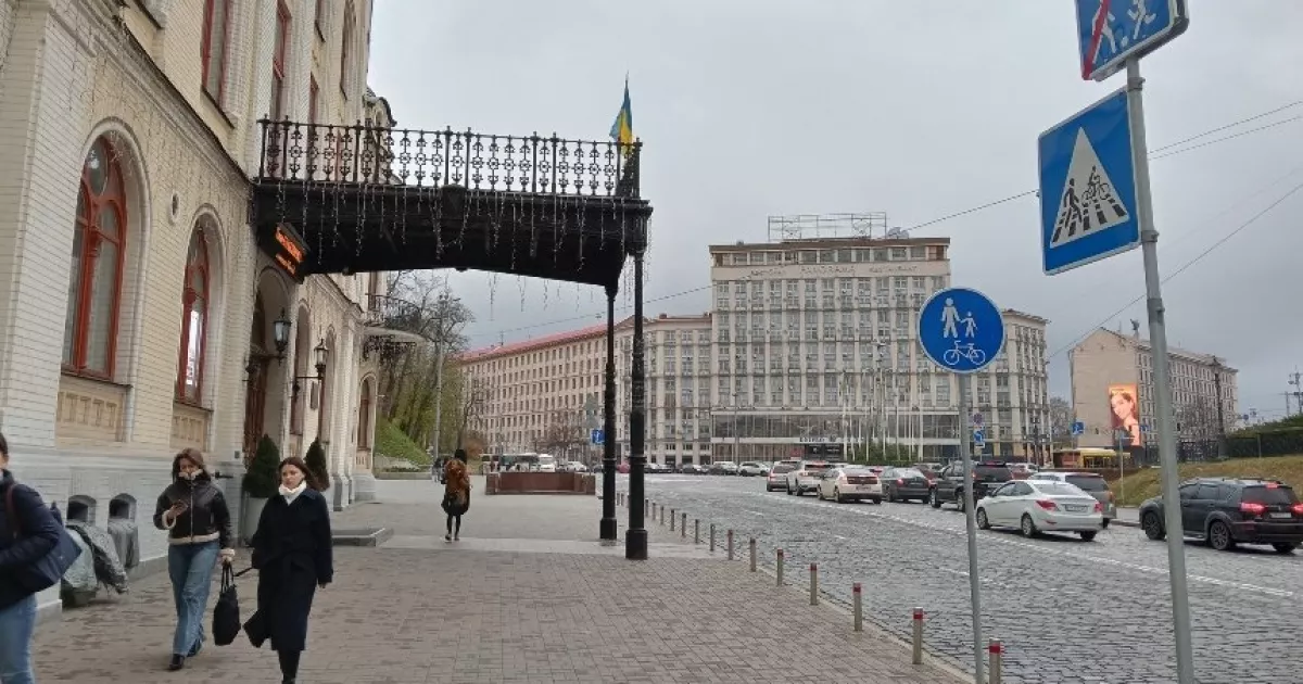 Київ робить крок до доступності: інклюзивні паркомісця і велодоріжка з’явилися біля Нацфілармонії