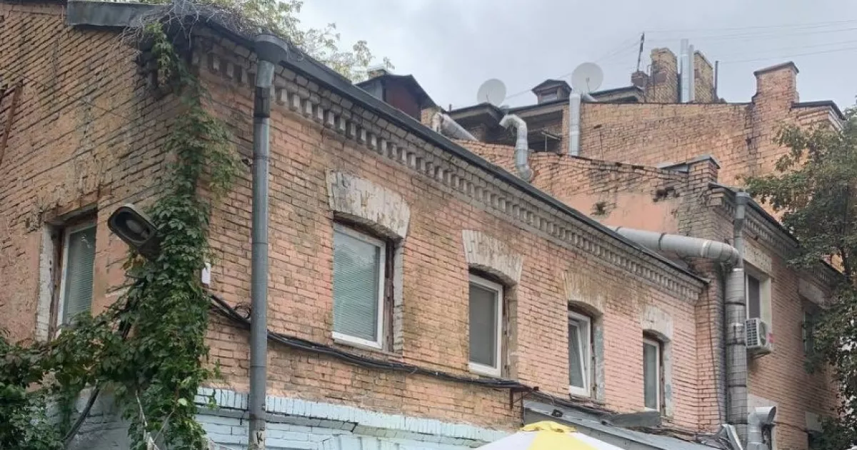 У Києві розгорівся скандал: з’явилася петиція за надбудову флігеля найстарішої будівлі на Рейтарській