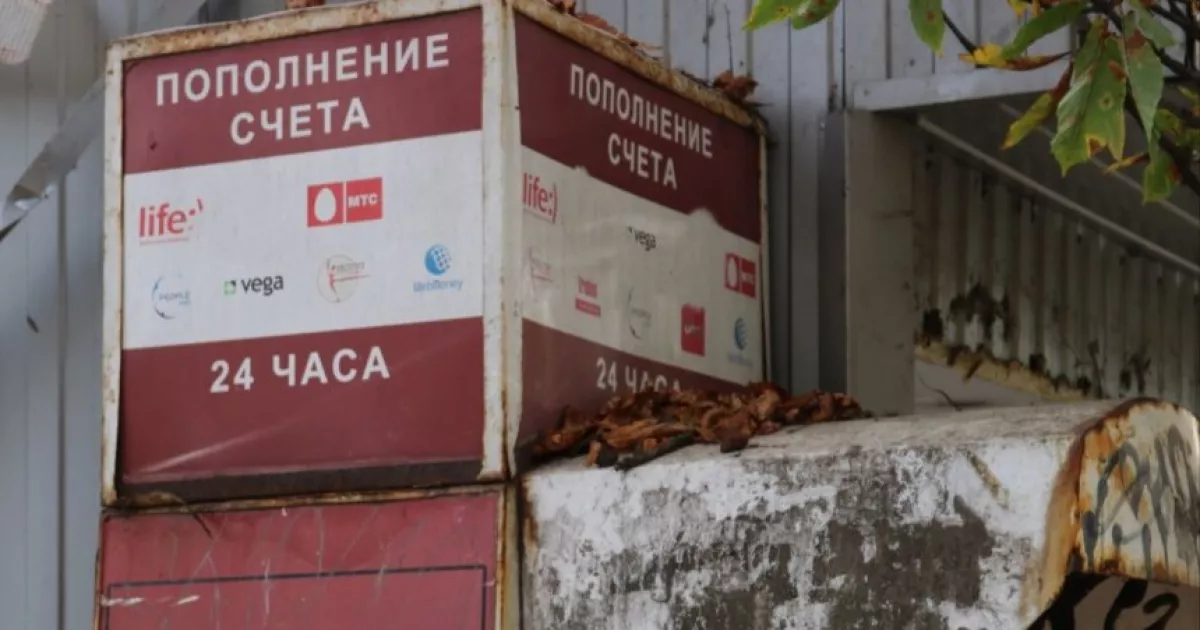 У Києві знайшли «артефакт 2000-х»: під час демонтажу натрапили на заіржавілий термінал із минулої епохи