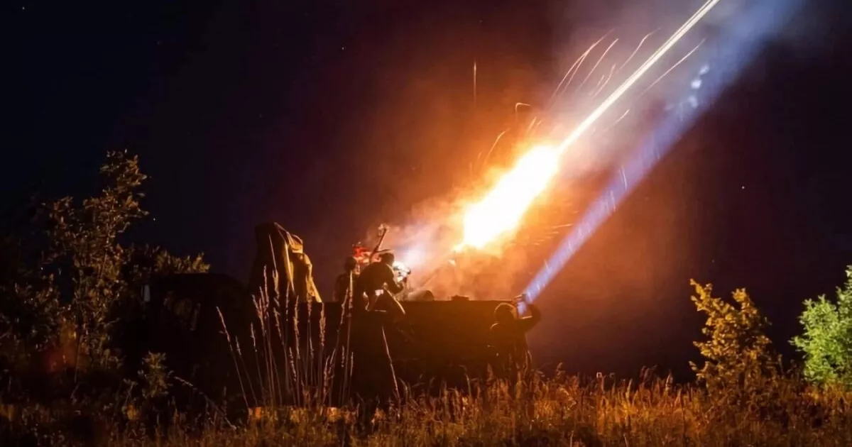 Кількість постраждалих у Києві зросла до десяти. Атака триває, ворог б'є по житловим будинкам