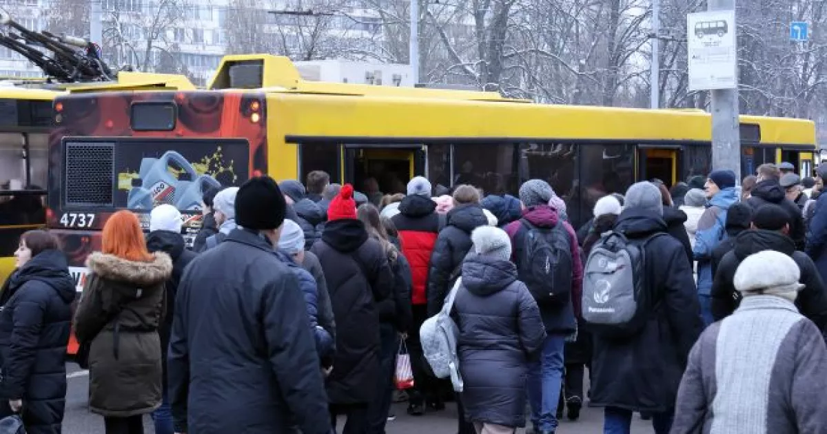 Київ після масованої атаки: рух транспорту частково перекрито, низка маршрутів працює зі значними затримками