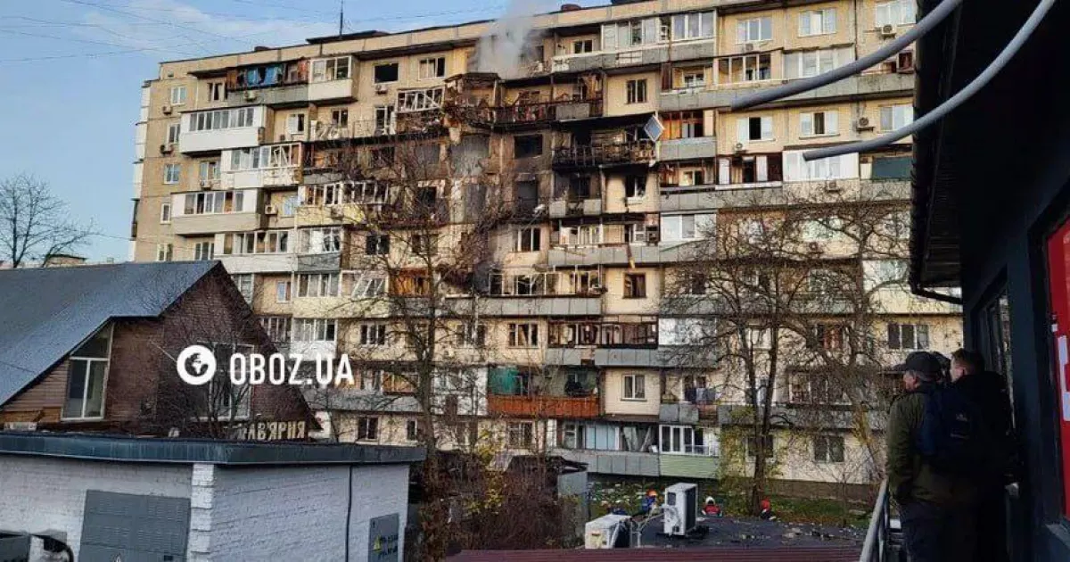 Рятувальник гасив пожежу у власній квартирі після нічного обстрілу: його родина дивом урятувалася