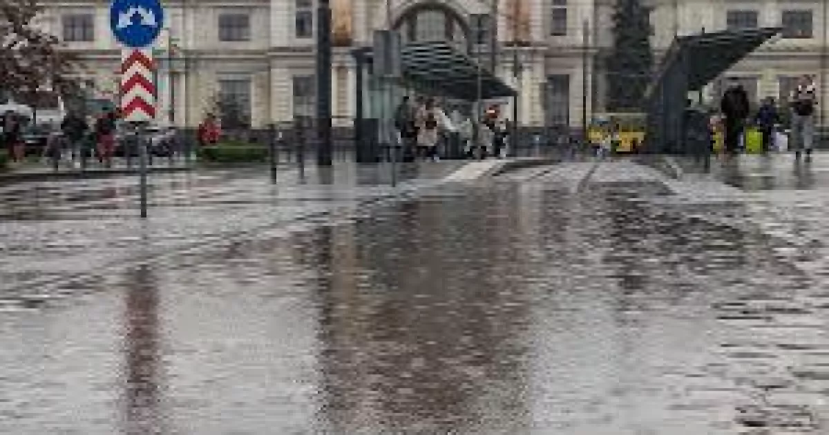 Атмосферний фронт принесе до столиці дощ, а вже в неділю — холодне повітря