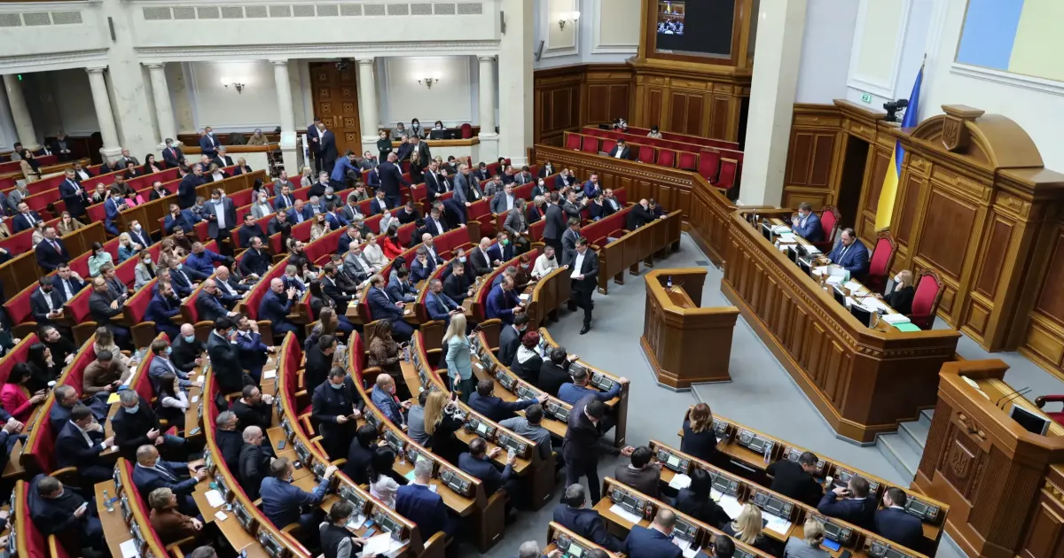 Киянам зі статусом «критично важливих» можуть обмежити виїзд: у Раді зареєстрували резонансний законопроєкт