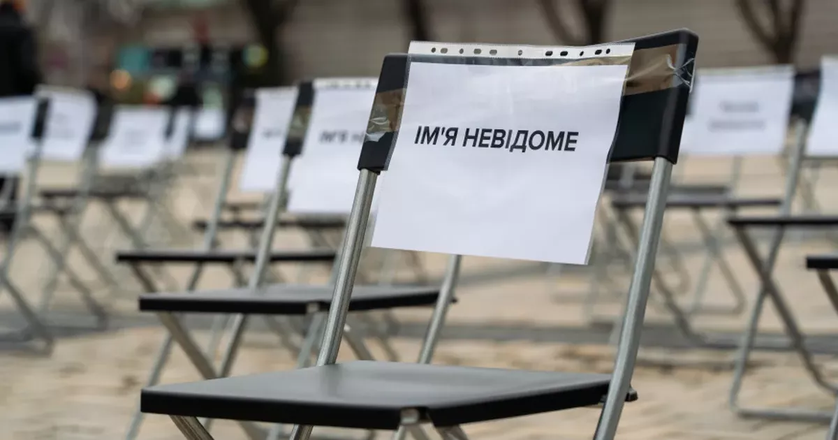 Порожні стільці на площі: Київ вийшов на підтримку ув’язнених медійників та митців