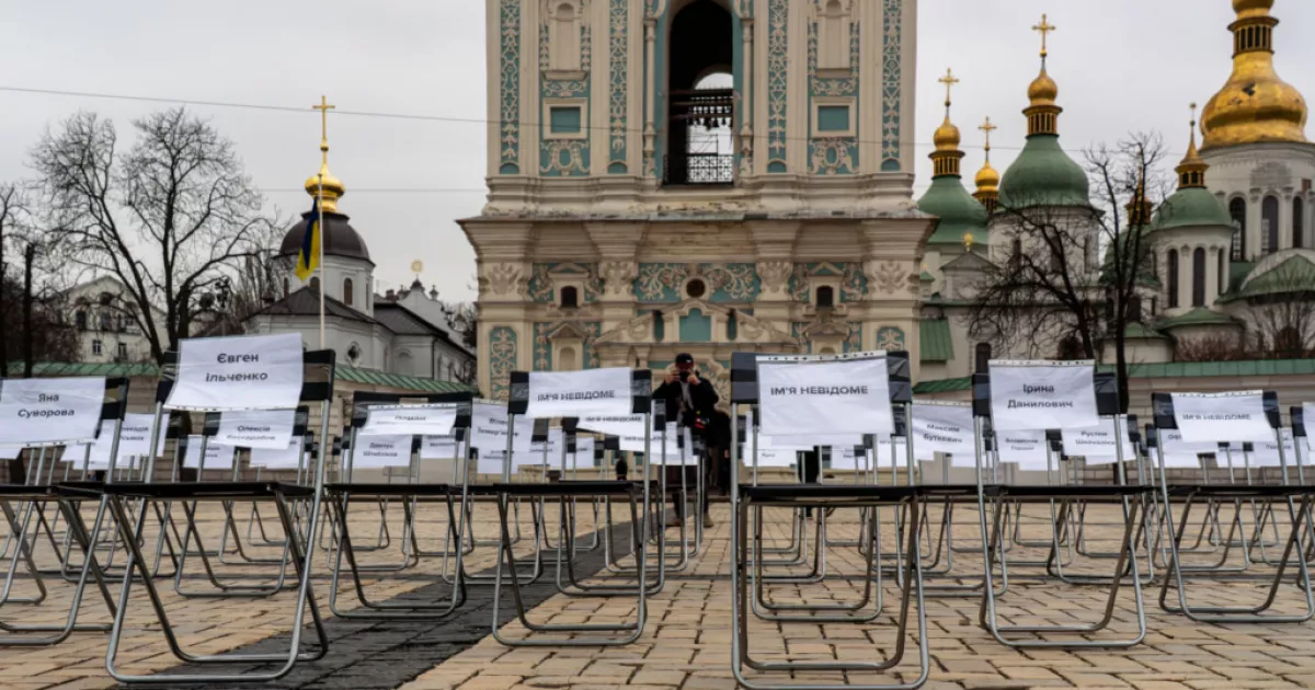 У центрі Києва провели акцію «Порожні стільці»: нагадали про журналістів і правозахисників у російському полоні