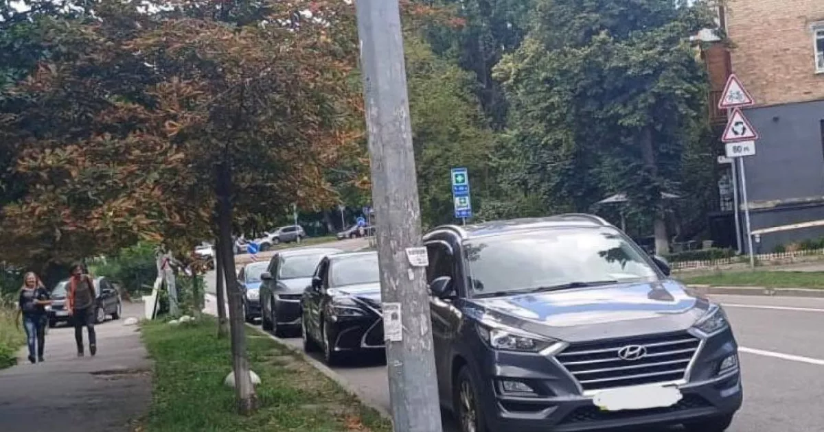 У Києві майже 85 тисяч паркомісць, але безлад на дорогах не зникає: в чому корінь проблеми