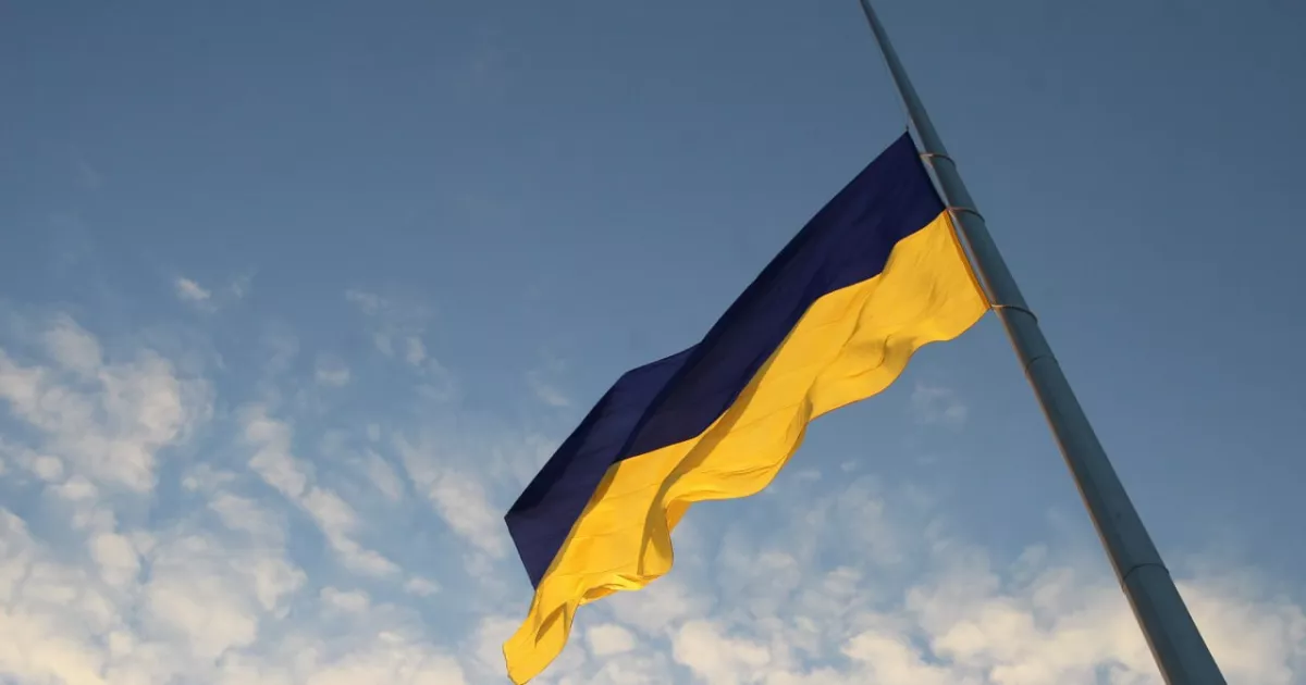 У Києві через негоду тимчасово приспустили головний прапор України на Печерських пагорбах