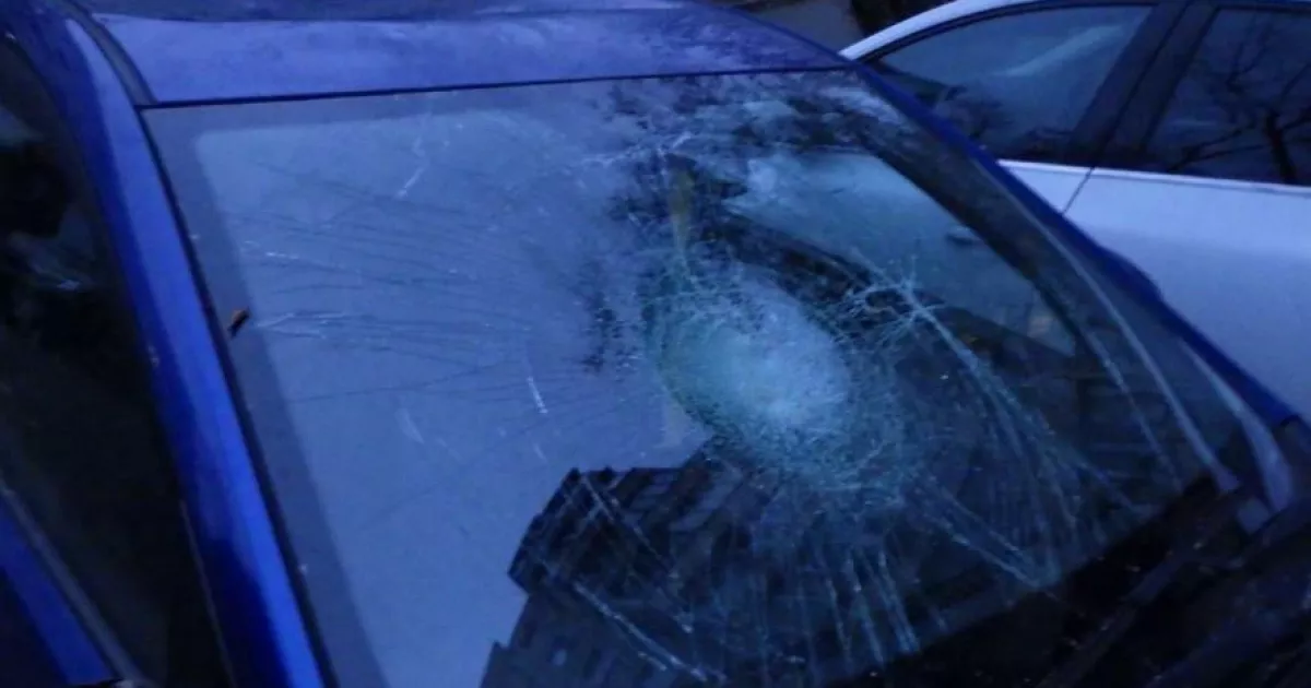 У Києві п’яний чоловік розтрощив автомобіль, стрибаючи по ньому: поліція затримала правопорушника