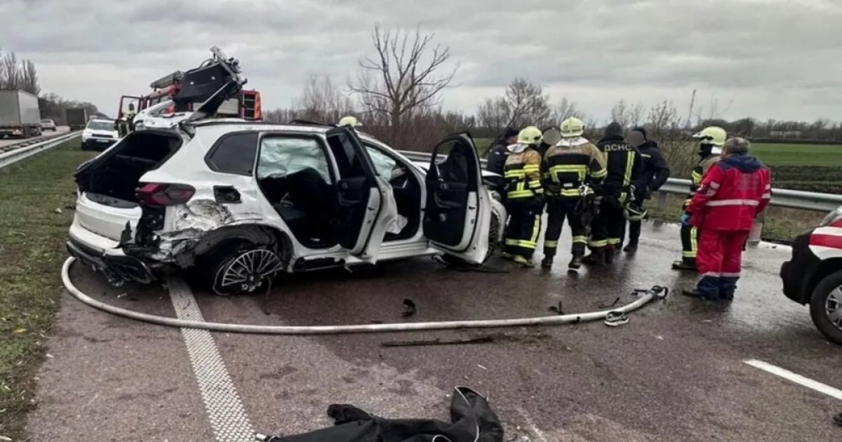 На Бориспільщині загинули двоє людей у ДТП: BMW перекинувся після удару в відбійник