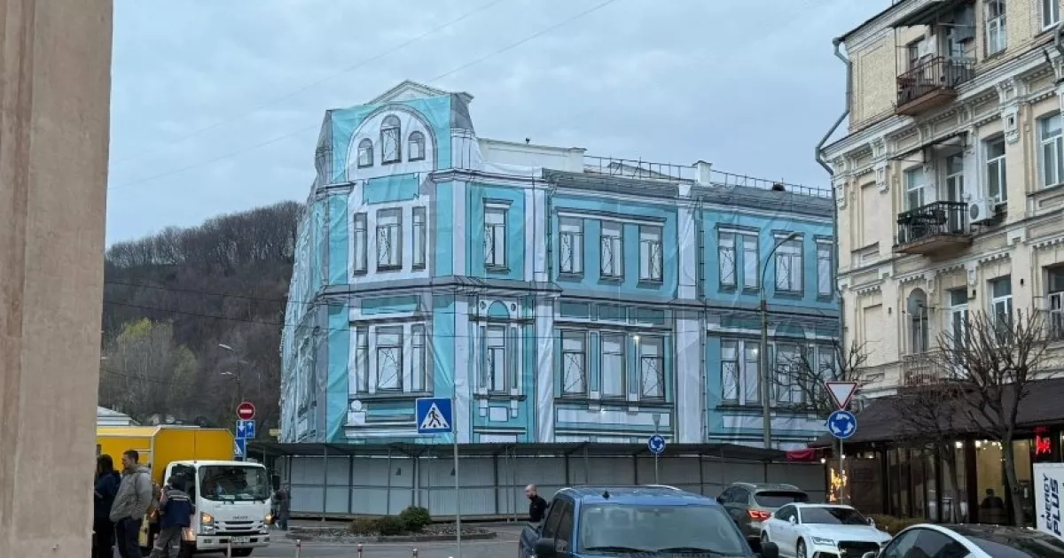 На Подолі під брезентом «фасаду» почали розбирати історичний Ткацький цех: активісти б’ють на сполох