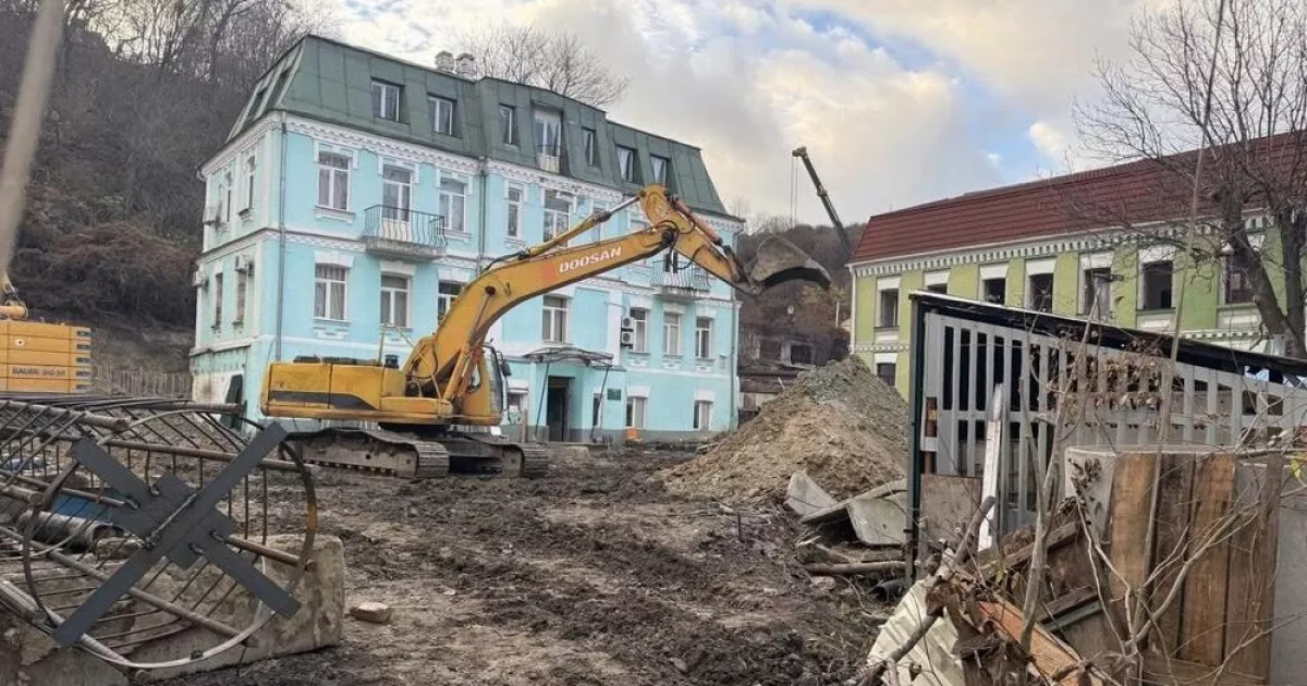 На Подолі розбирають останні флігелі Садиби Носача під приводом «археології»