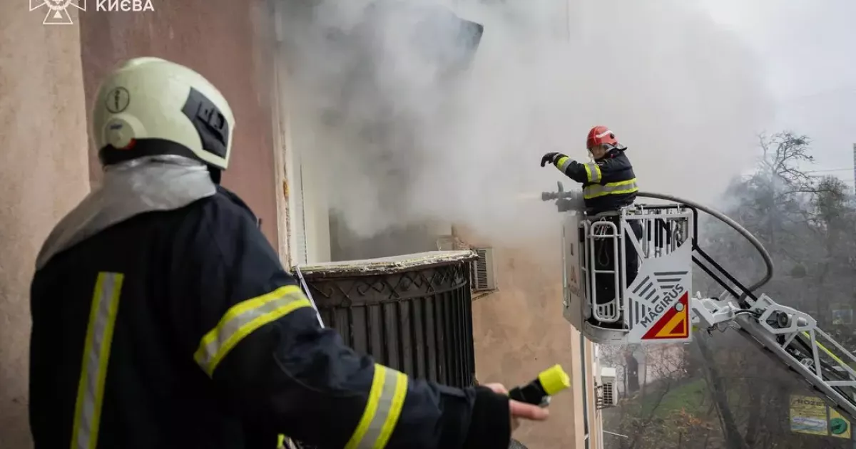 Через вибух зарядної станції в Києві загорілася квартира: рятувальники врятували двох людей