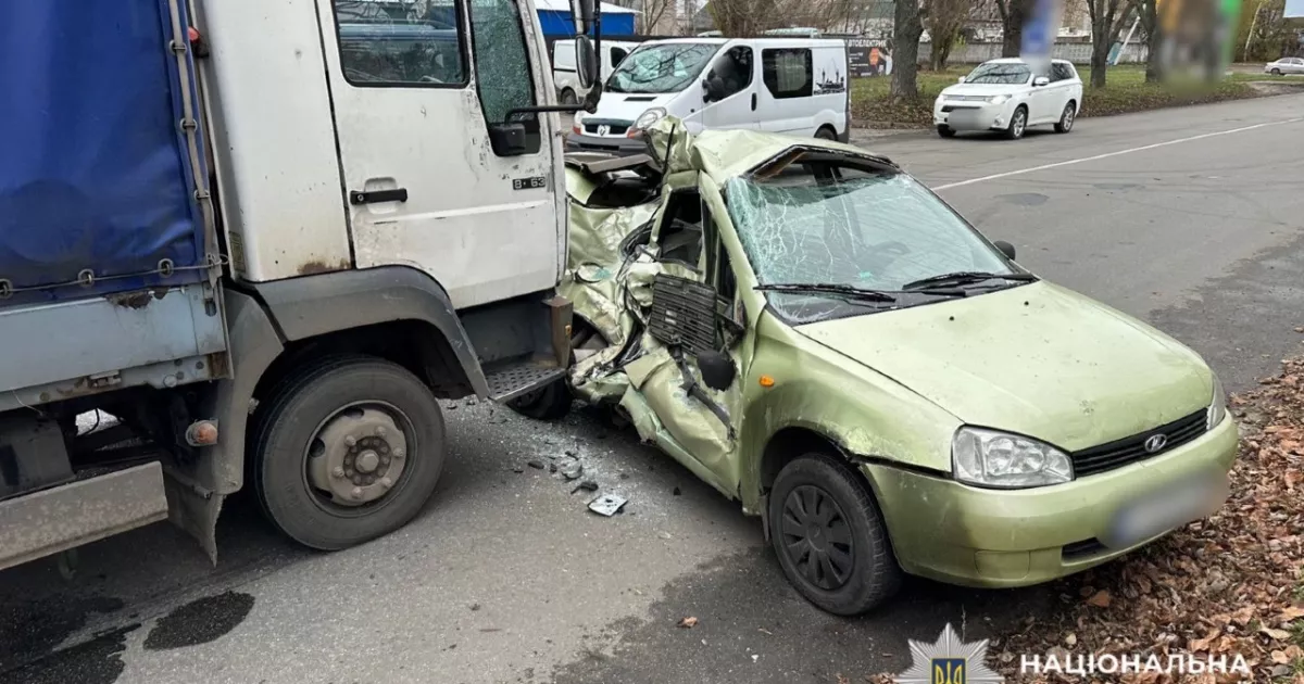 У Броварах лобове зіткнення авто з вантажівкою: 27-річного водія госпіталізували