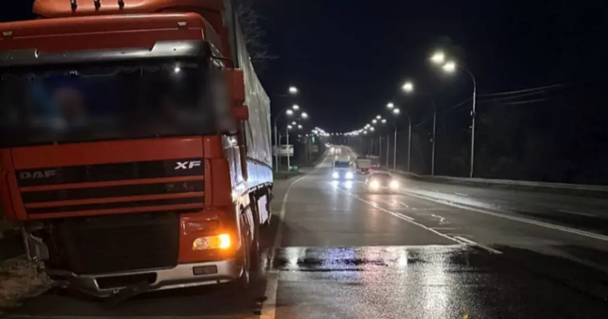 У Києві п’яний водій фури протаранив 50 метрів відбійника: патрульні зафіксували 2,18 проміле