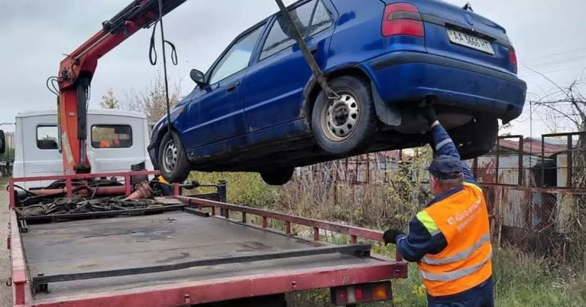 У Дарницькому районі Києва прибрали ще 4 покинуті авто — вже демонтовано 294 машини