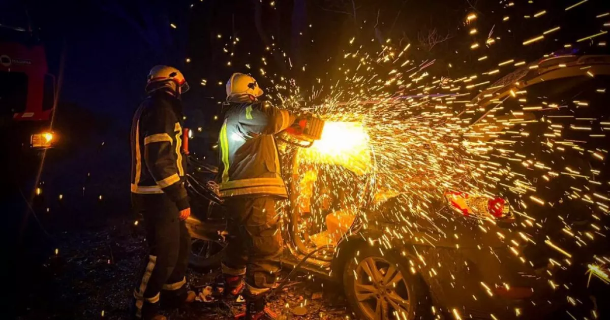 Hyundai розтрощило об дерево на Фастівщині: водія деблокували рятувальники