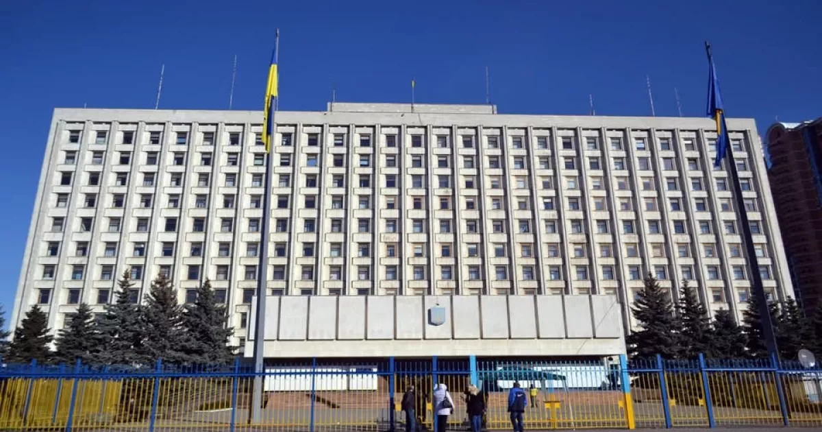 Розкіш чи протокол: Київоблрада витрачає 668 тисяч на сувенірні комплекти та годинники