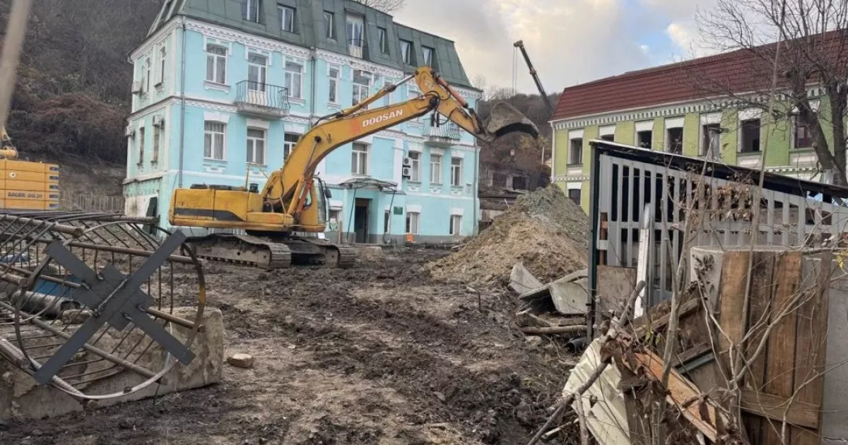 Попри судові спори: у Києві демонтують останні будівлі садиби Носача для ТРЦ