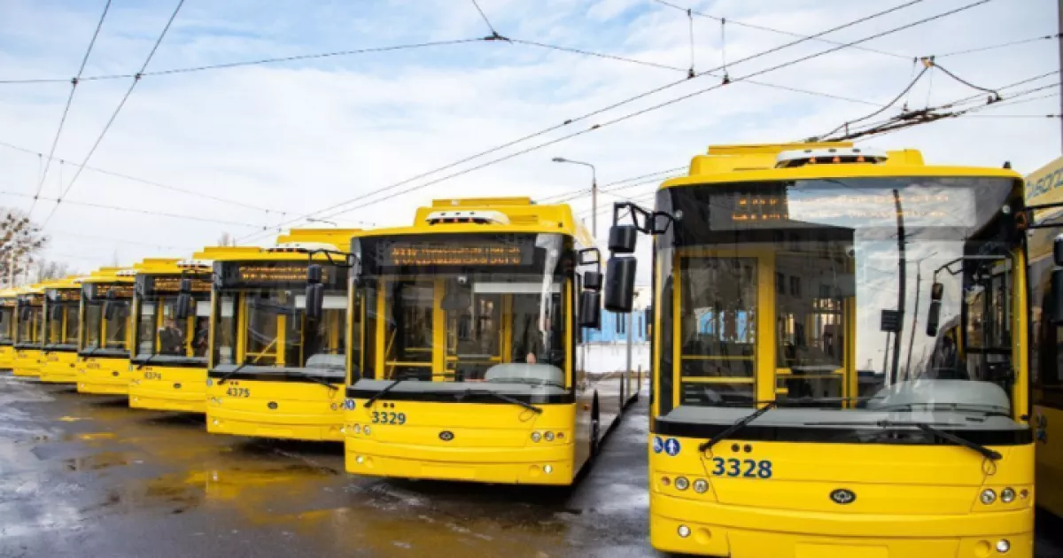 Пошкоджена контактна мережа: у Києві коригують роботу маршрутів після нічного удару