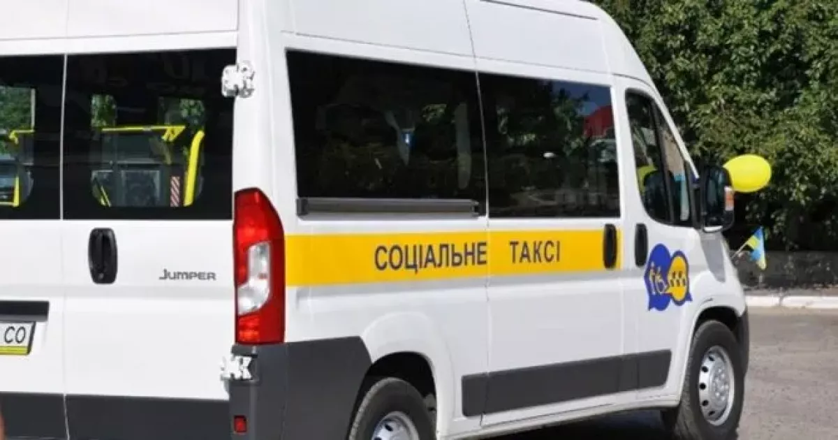 «Їхали не лише швидко, а з людяністю»: в Ірпені соцтаксі врятувало жінці на візку її собаку