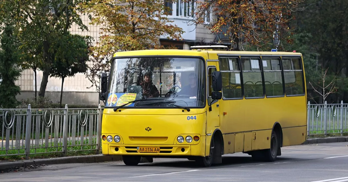 Менше маршрутних таксі на лініях: у столиці відновлюють роботу після ранкової атаки