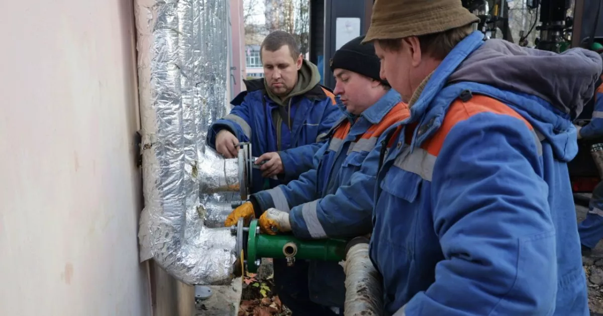 Після обстрілів Київ рятує лікарні теплом: шести медзакладам встановлюють автономні мобільні котельні