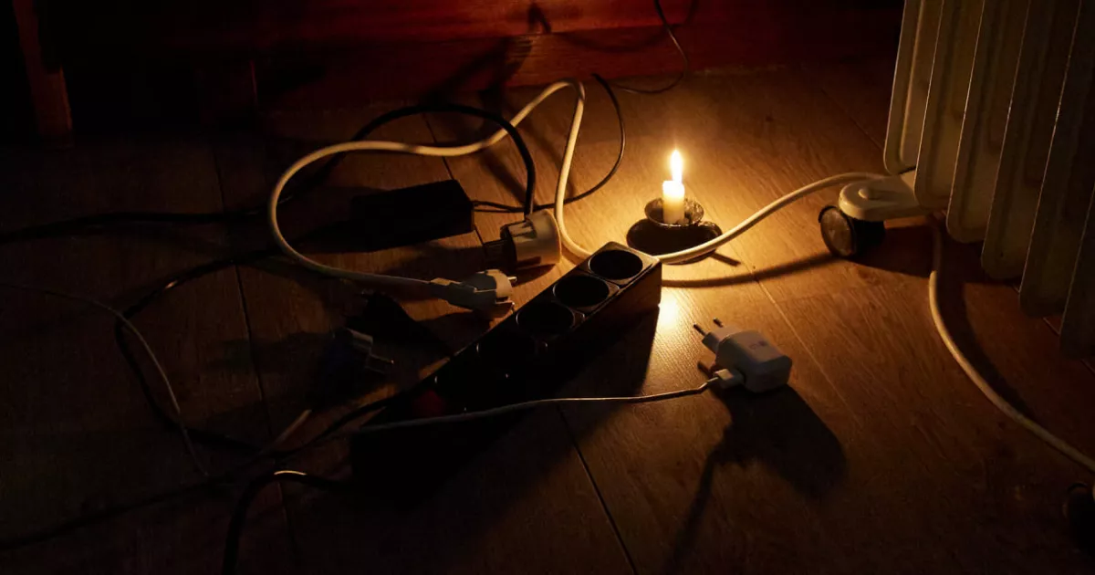 Завтра у Києві знову вимикатимуть світло: 26 листопада діятимуть погодинні графіки для всіх споживачів