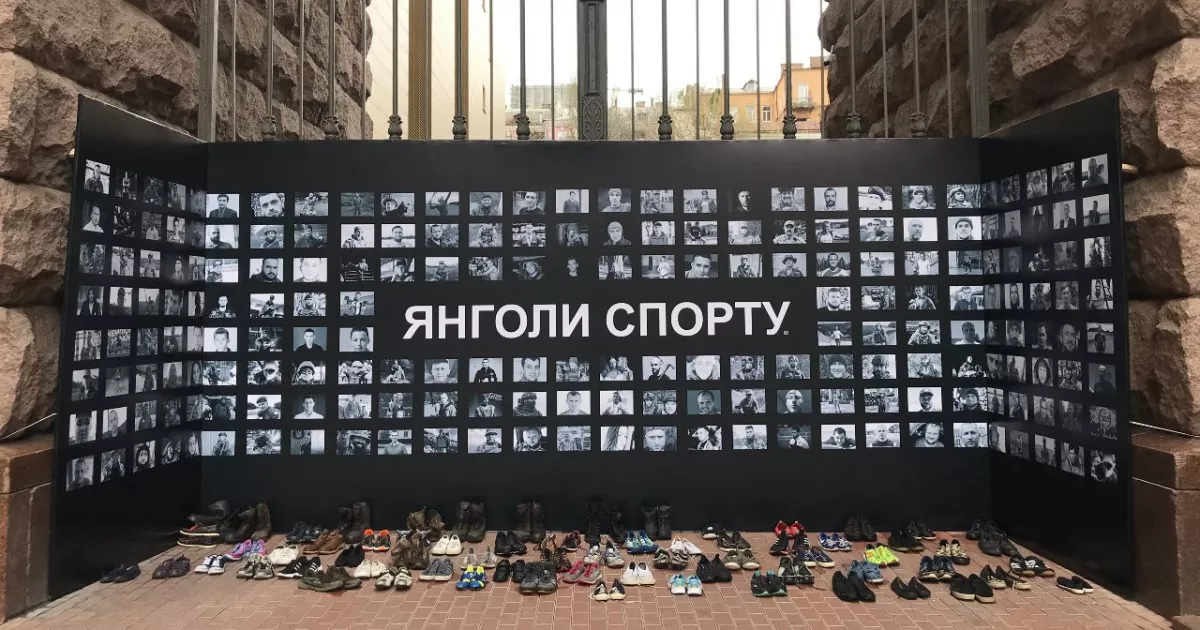 Жовті напівсфери біля НСК: як місто рятує стіну пам’яті від цинічного паркування
