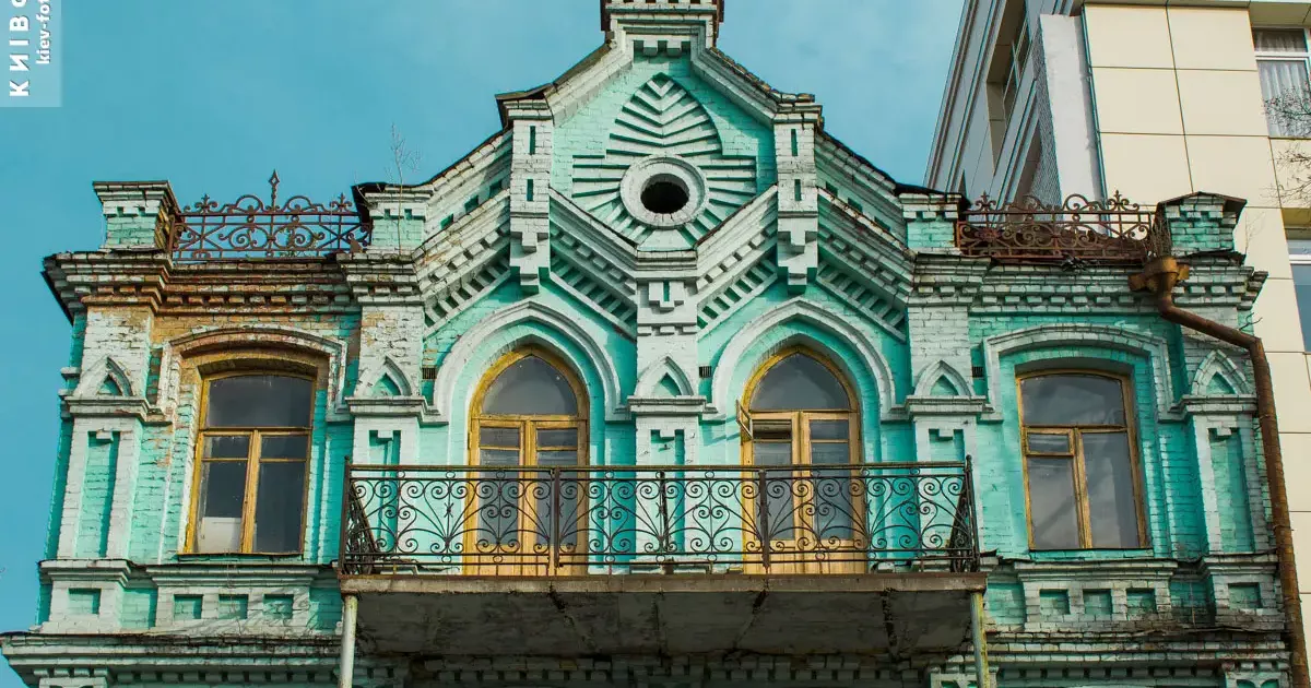 Подільський раритет на продаж: фасад XIX століття, мансарда й дохід від оренди — за 353 млн грн