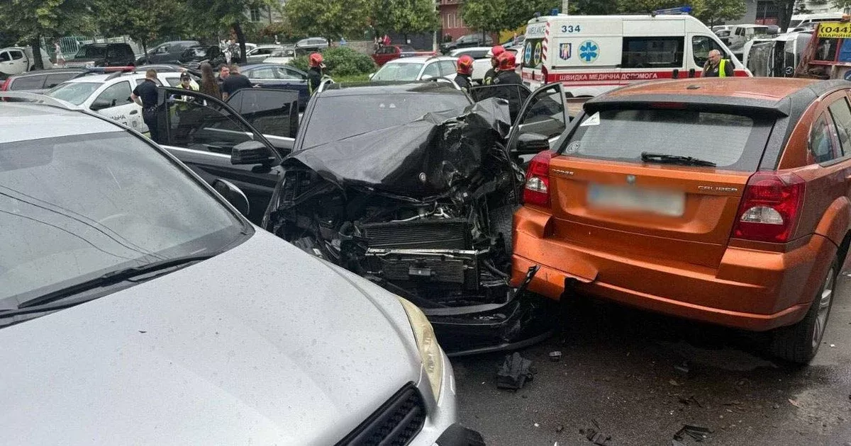 Не дотримався дистанції — в’їхав у Hyundai: у Києві п’яний водій влаштував ланцюгову аварію