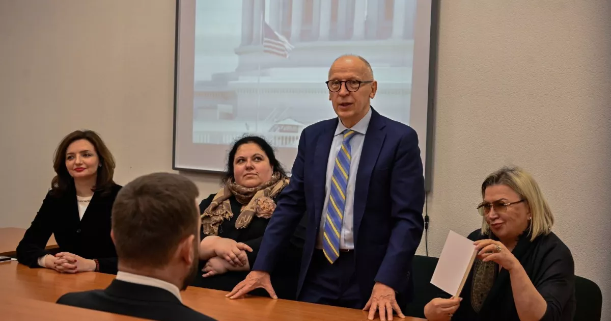 Свічка пам’яті у Києві: Дипакадемія присвятила аудиторію досліднику Голодомору Джеймсу Мейсу