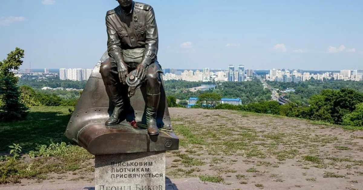 Сльози бронзового Маестро: пам’ятник Бикову на Печерську раптово “ожив”