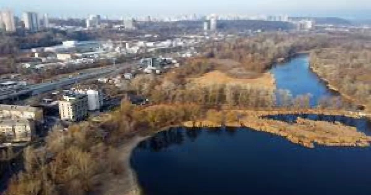 Будівельний скандал у Галерній затоці: «юні моряки» звели техніку на забороненій прибережній смузі Києва