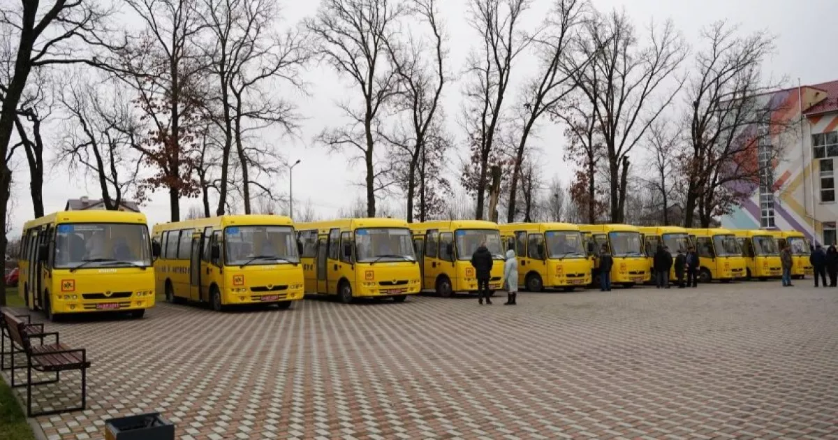 Новий транспорт для учнів: дев’ять громад Київщини отримали сучасні шкільні автобуси