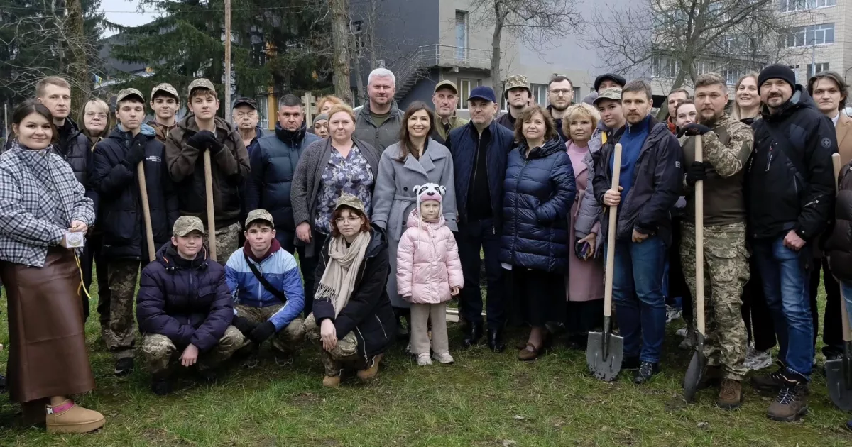 На території столичної лікарні №4 з’явився «Сад Надії» — тут висадили 50 молодих дерев.