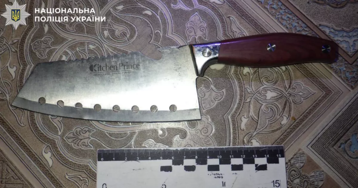 Після зауваження: у Києві чоловік з ножем напав на перехожого та поранив у голову