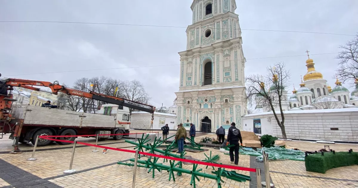 Новорічна ялинка на Софійській площі: головна красуня країни вже на монтажі — відкриття 6 грудня