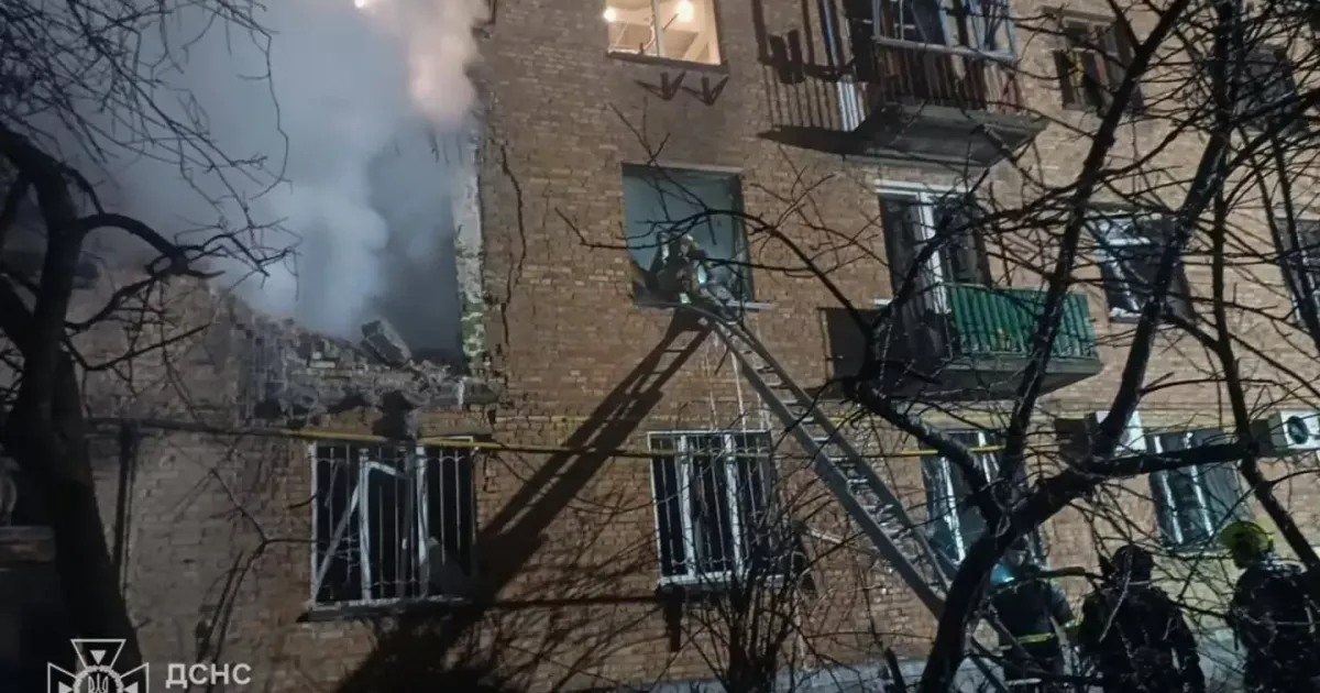 У Києві після нічного обстрілу — 11 травмованих: рятувальники витягли людей з-під завалів