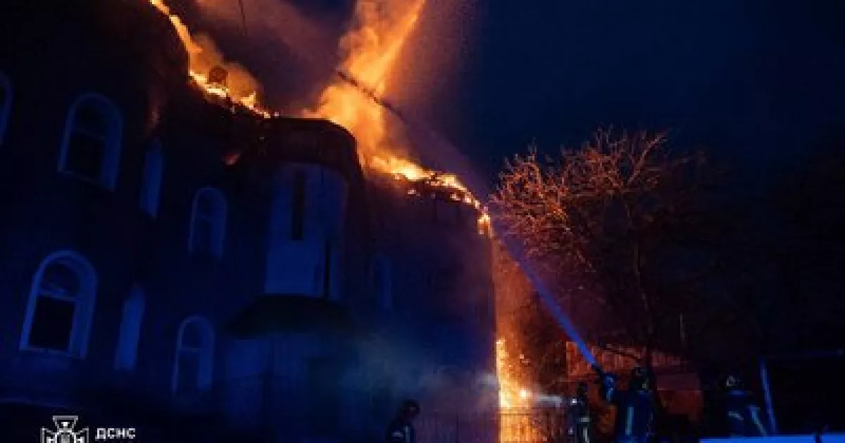 Святошинський район: БПЛА влучив у квартиру трьохповерхівки — будинок майже вигорів