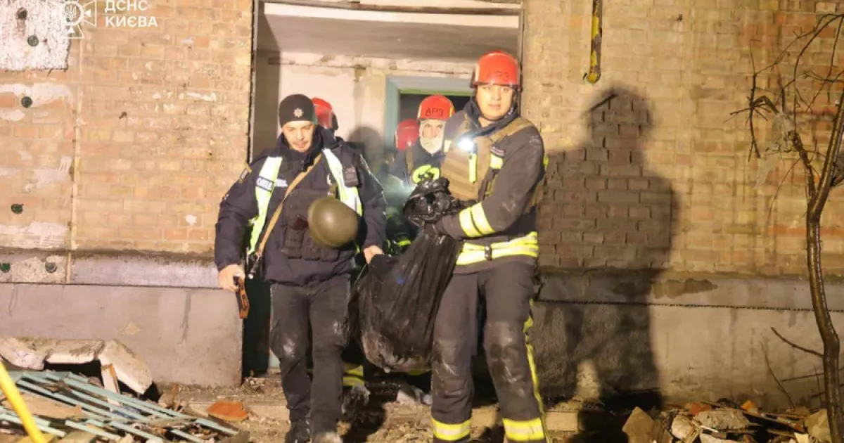 Кількість загиблих у Києві зросла до двох: нічна атака РФ спричинила руйнування в кількох районах